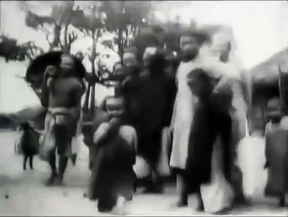 Le village de Namo, panorama pris d’une chaise à porteurs (El pueblo de Namo, panorama tomado desde una silla de manos) [1900]