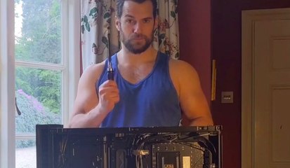 Henry Cavill builds his Gaming PC