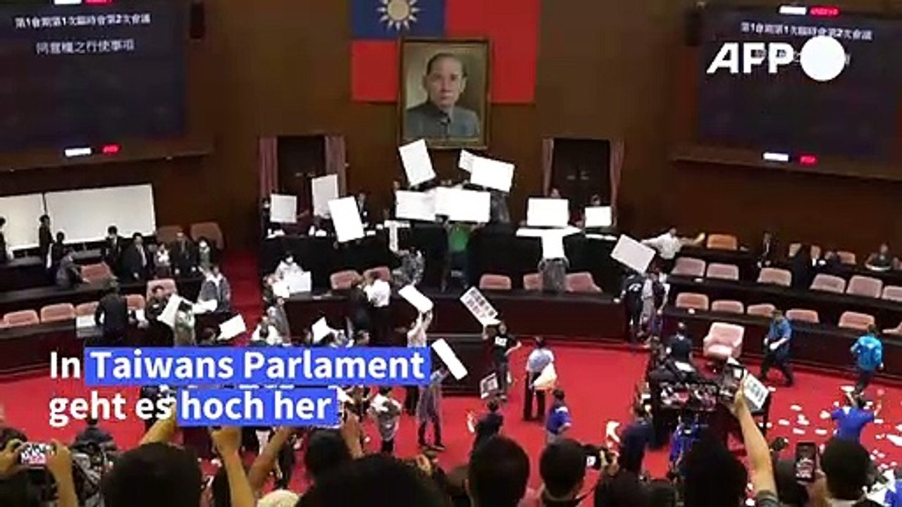 In Taiwans Parlament fliegen Fäuste und Wasserbomben
