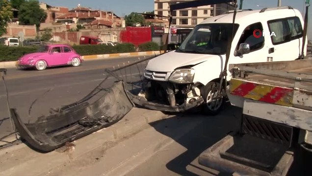 Direksiyon hakimiyetini kaybedince bariyerlere çarptı
