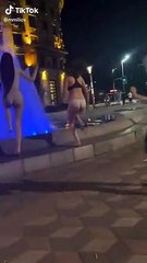 Djevojke se u toku protesta poskidale, pa napravile haos u fontani