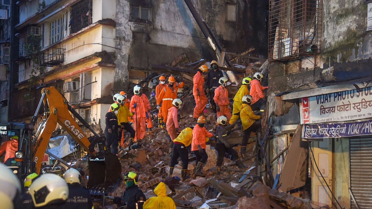 Mumbai heavy rains lead to building collapse