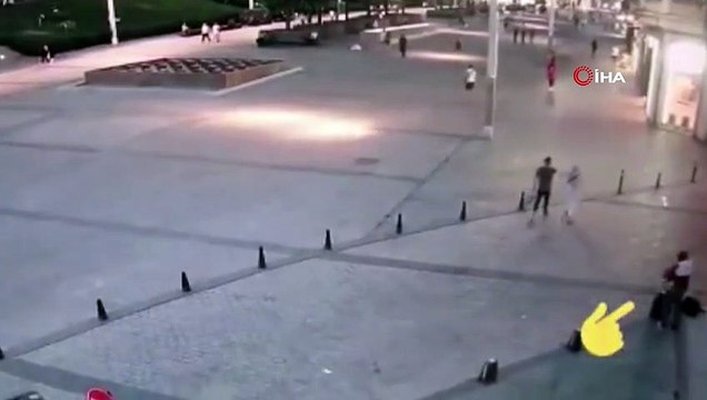 İngiliz turistin çantasını “kapkaç” yapan 2 kişi yakalandı...Kapkaç anı kamerada