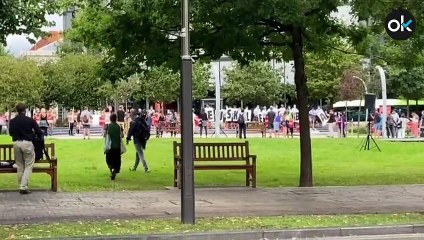 Sortu hace el ridiculo poniendo un altavoz para silbar al rey