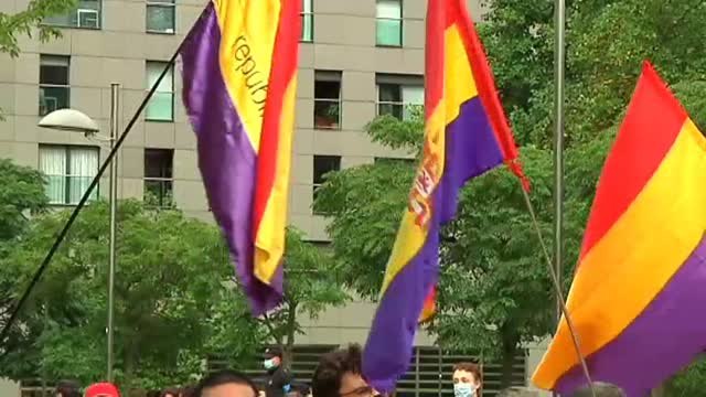 Los reyes visitan Bilbao entre simpatizantes y detractores de la monarquía