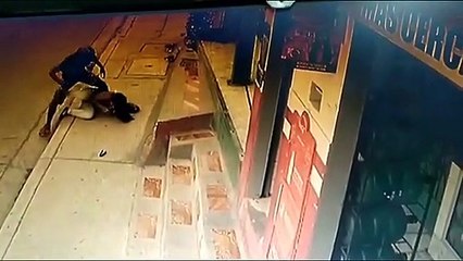 Presunto delincuente, "Alias cucaracha", fue grabado como agrede a una mujer para robarle