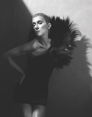 Céline Dion s’affiche plus belle que jamais dans une robe courte à plumes