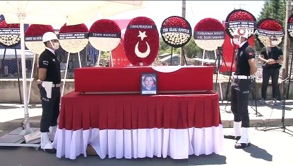 Eşini, üniformasıyla son yolculuğuna uğurladı