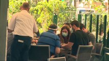 Cataluña prohíbe reuniones de más de 10 y limita aforos de bares en Barcelona
