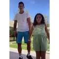 James desata burlas por su forma de bailar en un video junto a su hija