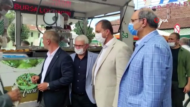 İznik Ayasofya Camii önünde, İstanbul Ayasofya Camii için lokma döktürdüler