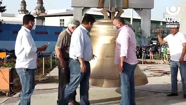 Instalan campana de bronce en torre de la Plaza Dignidad, Managua