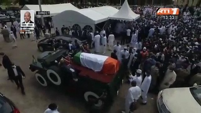 Faure Gnassingbé porte un masque à la prière musulmane du défunt Amadou Gon Coulibaly