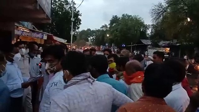 लॉक डाउन ना लगाने को लेकर व्यापारियों ने सौंपा नायब तहसीलदार को ज्ञापन