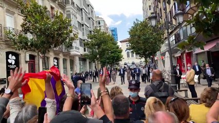 La Ertzaintza aleja manifestantes republicanos en la visita del Rey de Vitoria