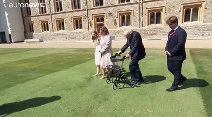 "Captain Tom" anobli par Elizabeth II après sa collecte de fonds record