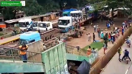 Des citoyens bloquent la circulation sur l'autoroute...