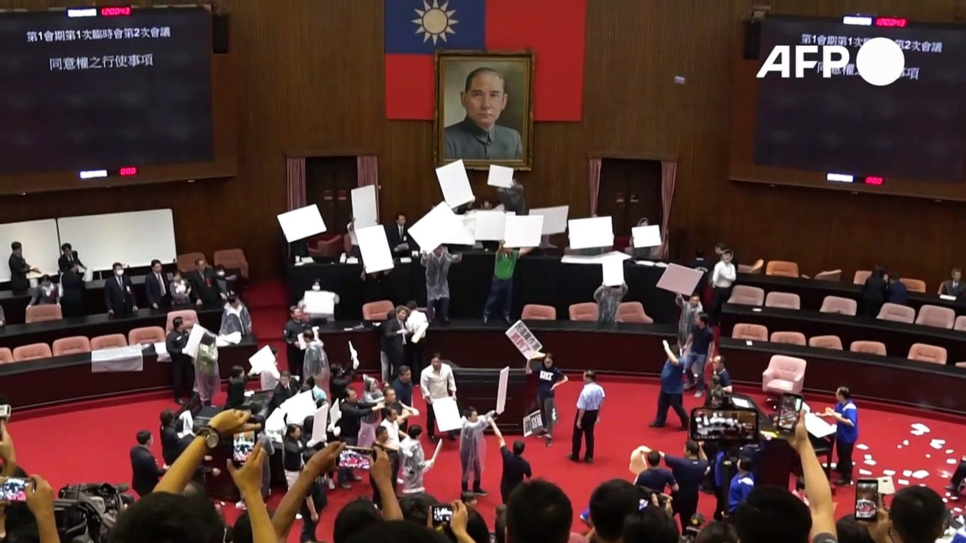 Golpes e balões de água no Parlamento de Taiwan