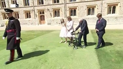 Queen schlägt "Captain Tom" zum Ritter