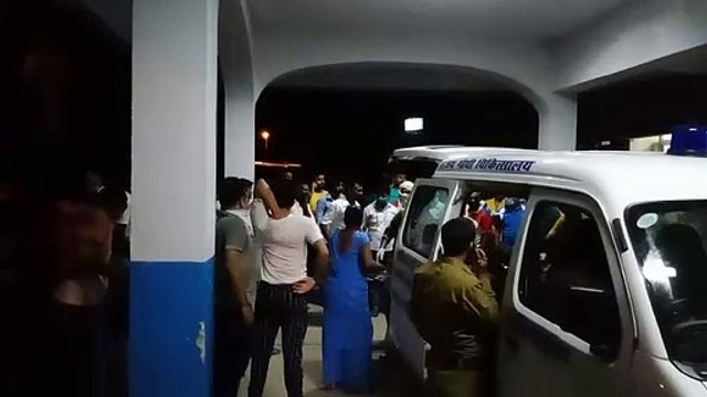 अनियंत्रित होकर सड़क किनारे गड्ढे में पलटी कार, 2 की मौत तथा 6 घायल
