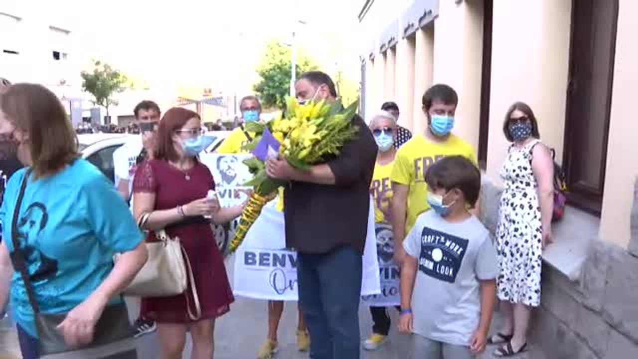 Oriol Junqueras, recibido con muestras de cariño por los vecinos de su pueblo