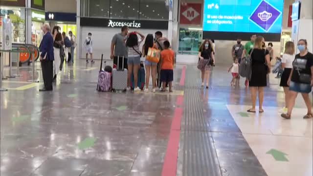 'Desfile' de maletas en la estación de Sants de Barcelona