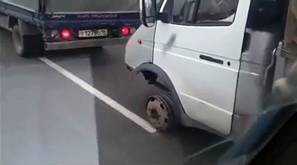 Ce conducteur se rend compte qu'il lui manque une roue au camion