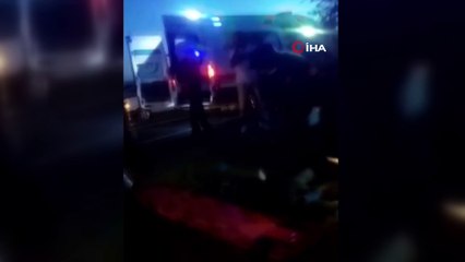 Kamyonet ile traktör çarpıştı: 1'i ağır 2 yaralı