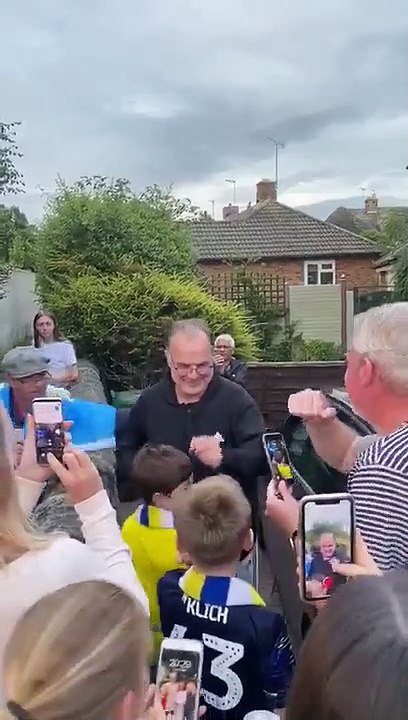 Bielsa de festejo: el insólito video con los hinchas del Leeds