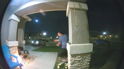 Un passant éteint un incendie