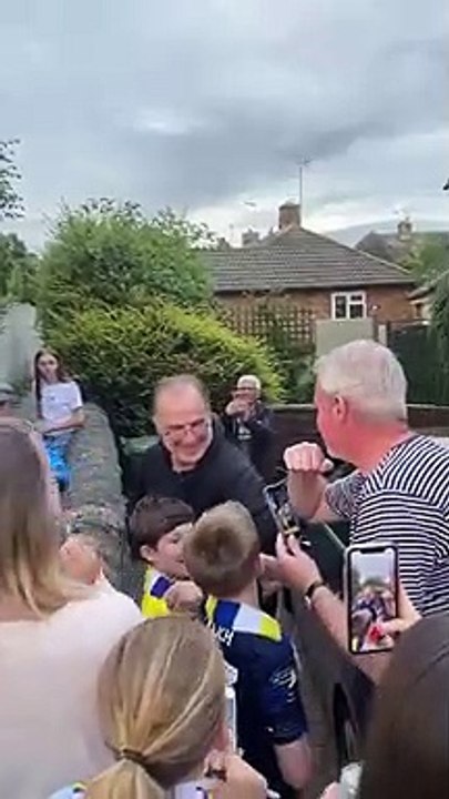 Marcelo Bielsa sale desu casa a celebrar el ascenso de Leeds United con hinchas, 17 de Julio 2020.