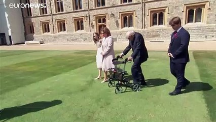 Η βασίλισσα Ελισάβετ έχρισε ιππότη τον «Κάπτεν Τομ»