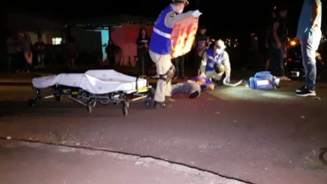 Duas pessoas ficam feridas em colisão entre bicicleta e moto