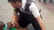 La police britannique annonce avoir suspendu un policier après l'apparition sur le web d'une vidéo le montrant mettre son genou sur le cou d'un homme noir