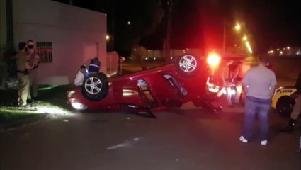Em fuga da PM, veículo Mercedes com dois ocupantes capota no Bairro Floresta