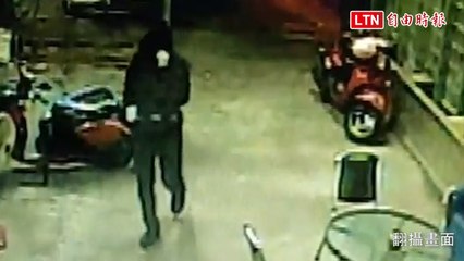 歹徒蒙面持槍搶劫卡拉OK 宜警宣佈偵破(翻攝畫面)