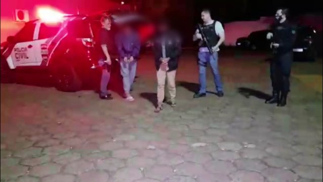 Irmãos mandantes de homicídios no Santa Cruz, que foram presos em SC, chegam a Cascavel