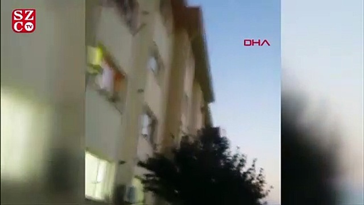 Çocuğunu pencereden sarkıtıp, "Atayım mı" diye bağıran kadını polis engelledi