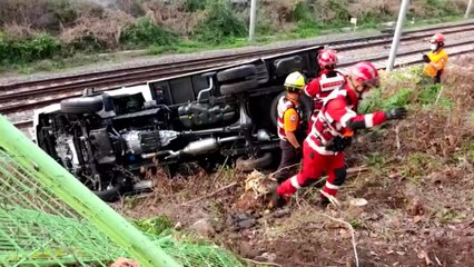 화물차가 철로 부근으로 전도...한때 운행 차질 / YTN