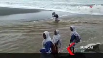 Video Viral 4 Siswi Nekat Menyeberangi Sungai Deras di Maluku