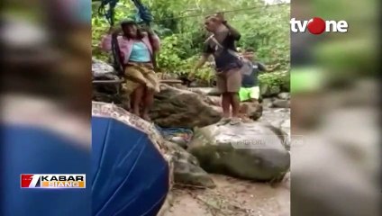 Warga di Buru Selatan Nekat Menyeberang Dengan Tali