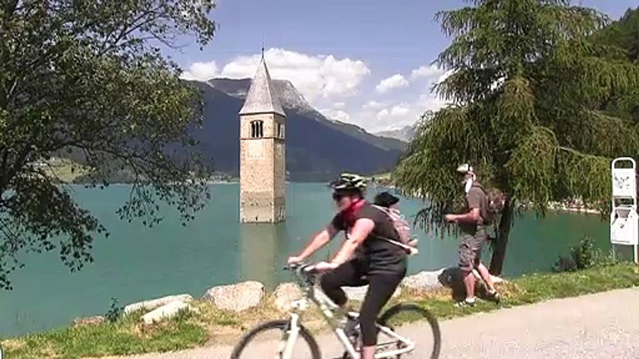 Warum dieser Kirchtum aus dem Wasser ragt