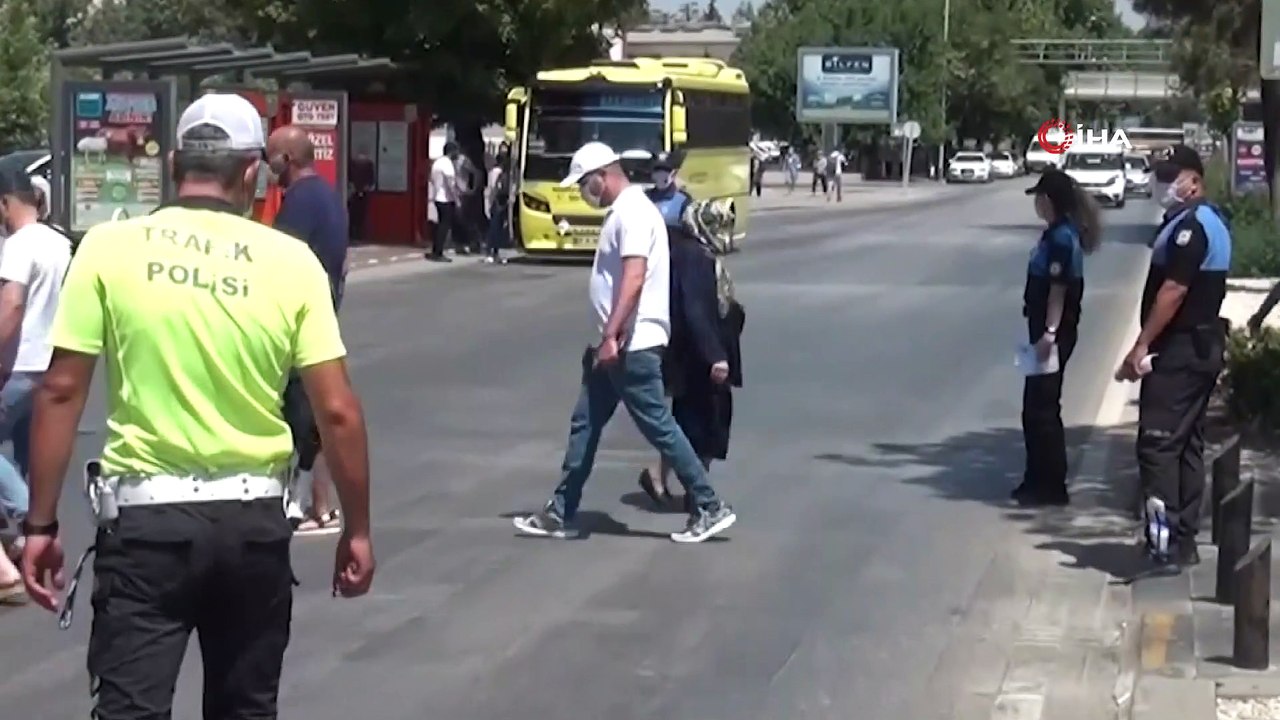 Polis ekiplerinden yaya öncelikli trafik bilgilendirmesi