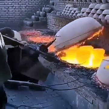 Un bol à motifs faits avec des feuilles réelles