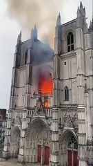 Se desata un incendio masivo en la histórica Catedral de Nantes en Francia