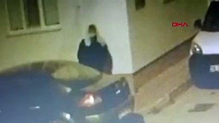 Yüzünü havluyla gizleyen motosiklet hırsızı kamerada