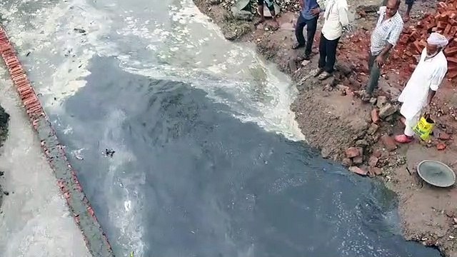 कैराना: नवनिर्मित नाले में घुसा बारिश का पानी, नाले की दीवार गिरी