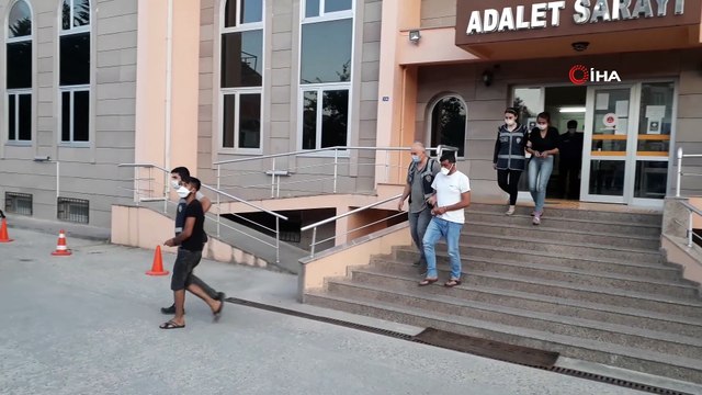 Evlerden para ve ziynet eşyası çalan hırsızlar kıskıvrak yakalandı