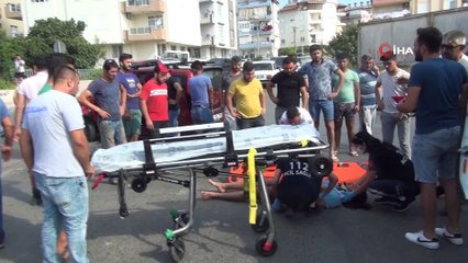 Otobüse çarpıp hurdaya dönen aracın içinden kendi çıktı... Kaza anı kamerada