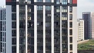 Mulher é filmada a limpar as janelas no 17º andar de um prédio sem qualquer proteção